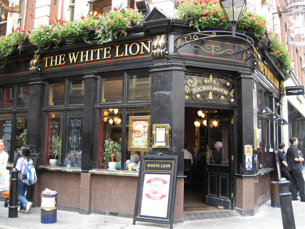 English Pub the White Lion.