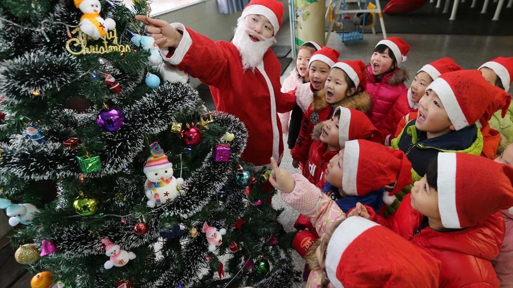 Christmas tree with Chinese elves.