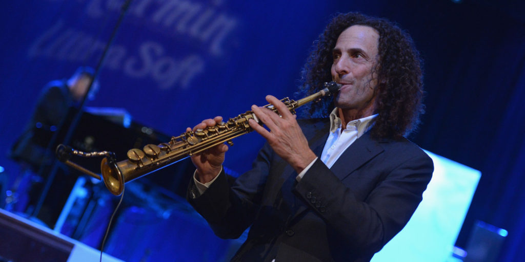 Kenny G playing music.