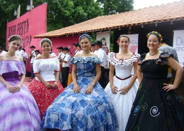 --PHOTO--Some pretty Confederate lasses doing and living well inside Brasil.