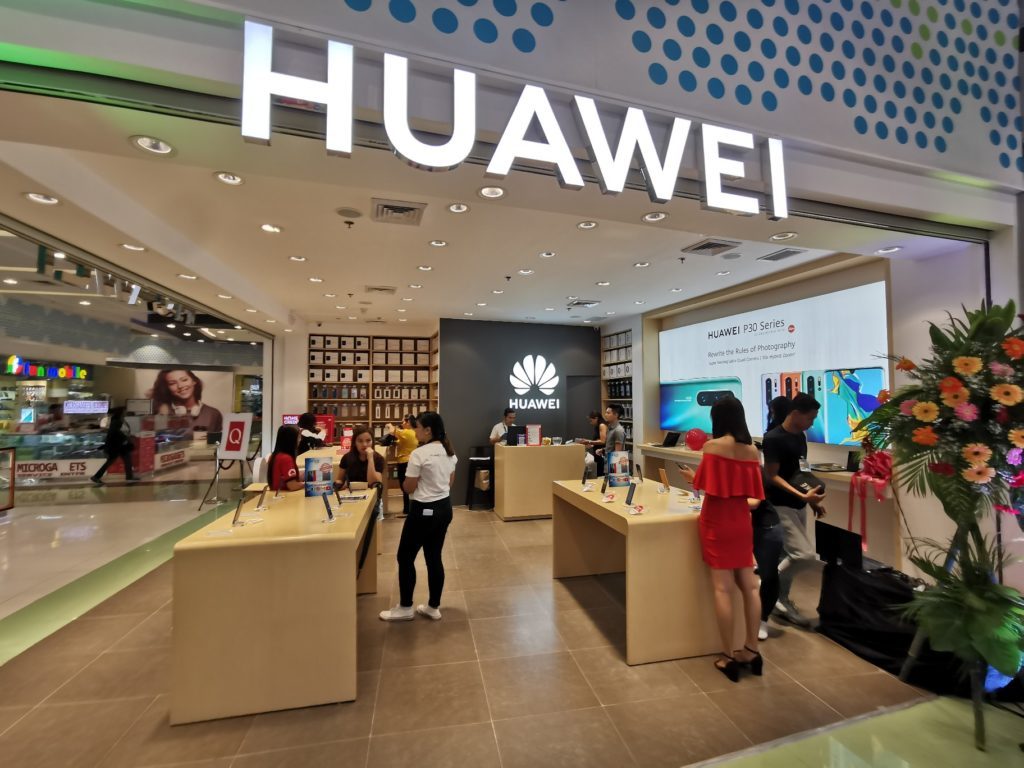 The reaction on the social media was unmistakable. Make no mistake. Anyone who was not  an American was rooting for Huawei. Yes, the "underdog" which sold 200 million smartphones  last year and half of them were outside China.