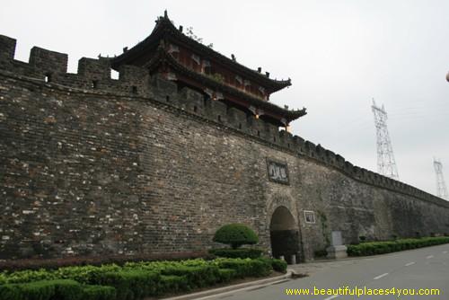 The city walls of Xiangyang today.