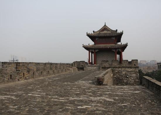 The Mongols took the last 3,000 Song  soldiers and 7,000 inhabitants to the walls facing Xiangyang and in full  view slit the prisoners’ throats and threw them off the wall.