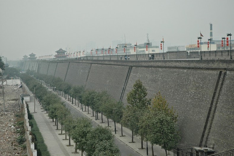 There are four main gates on the wall, which were the only way to go into and out of town in ancient times. Each gate is overlooked by sentries on three towers. A wide moat ran around the city. Over the moat, there used to be huge drawbridges, which would cut off the way in and out of the city, once lifted. 