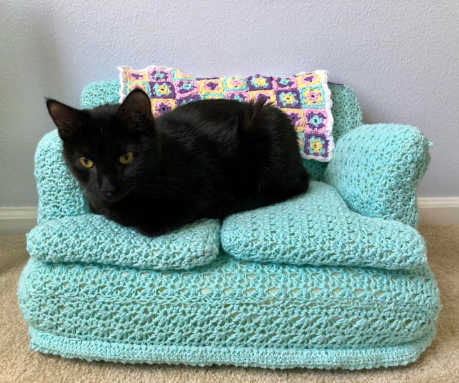 crocheted cat couches2