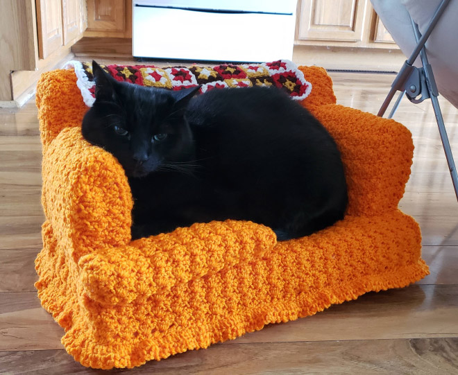 crocheted cat couches4