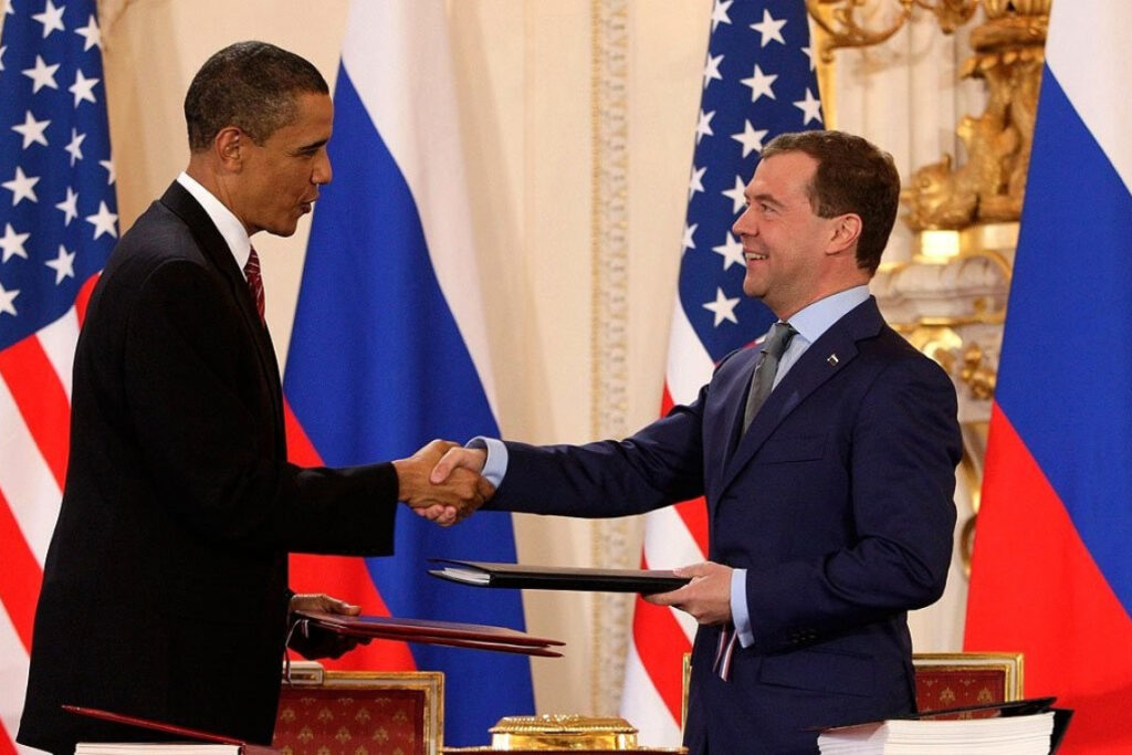 Obama and Medvedev sign Prague Treaty 2010 large