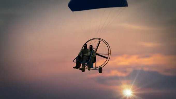 pARAGLIDERS ENTERING ISRAEL FROM LEBANON