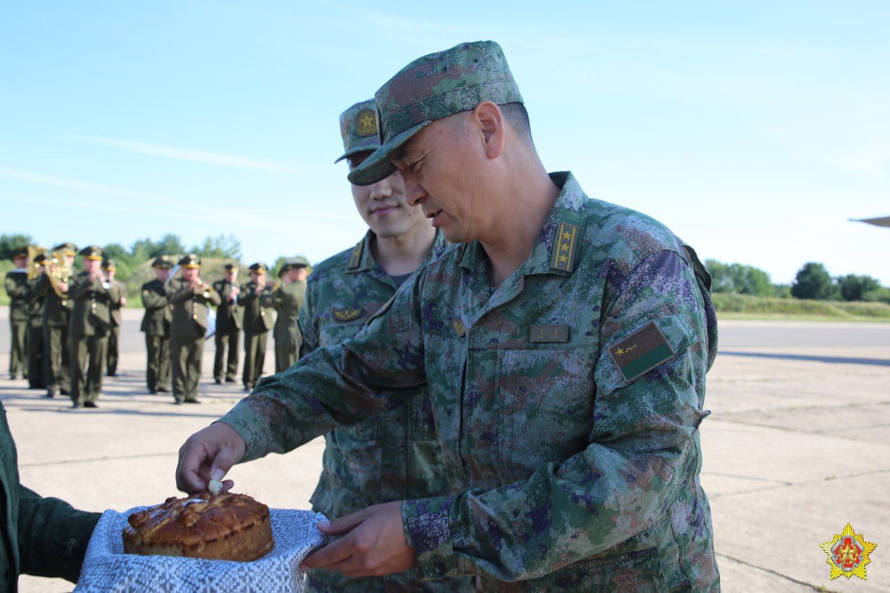 PLA Troops Hearty Welcome